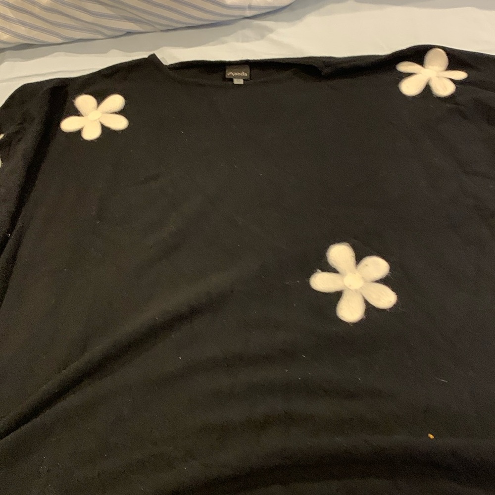 Ladies 3/4 scoop neck sweater with decorative flower design. EUC